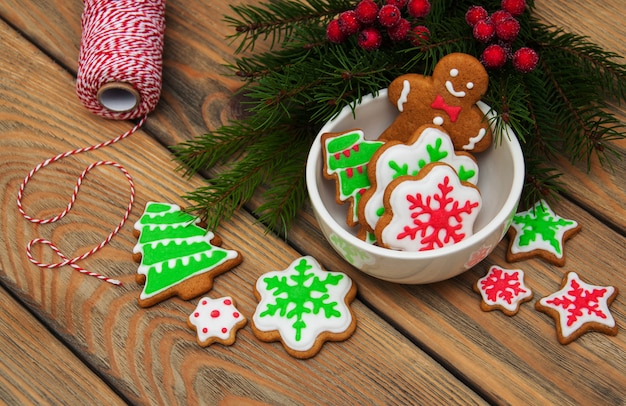 Kerstmisgember en honings kleurrijke koekjes