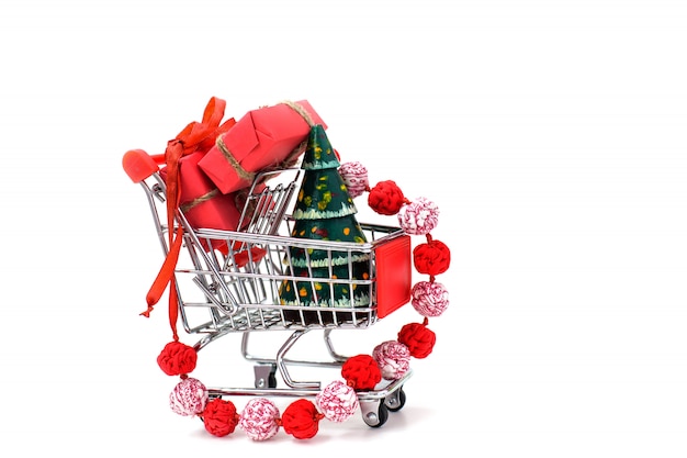 Kerstmisgiften in een supermarktkarretje op wit