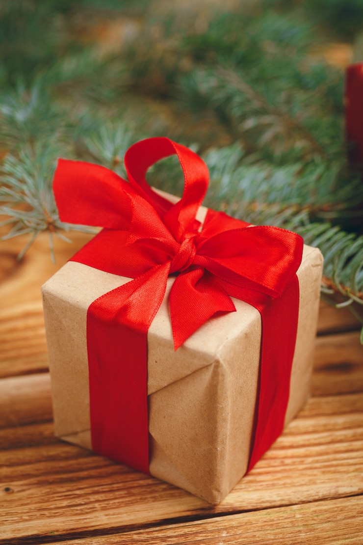 Foto kerstmisgiften met sparrentakken op houten achtergrond