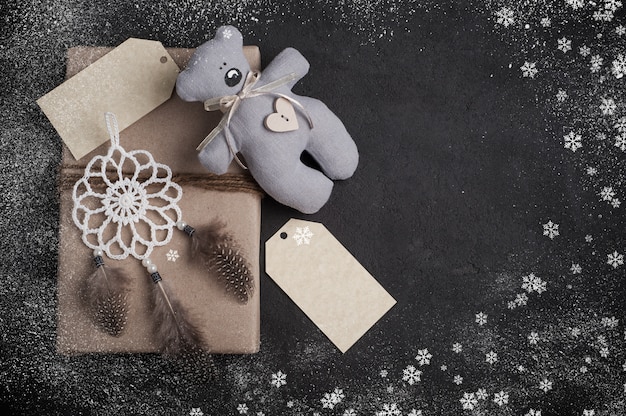 Kerstmisgiften op concrete achtergrond met copyspace