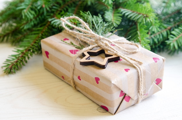 Kerstmisgiften op een witte houten lijst