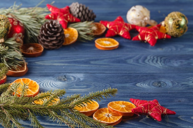 Kerstmisgrens met decoratie op houten rustieke achtergrond. Gelukkig nieuwjaar