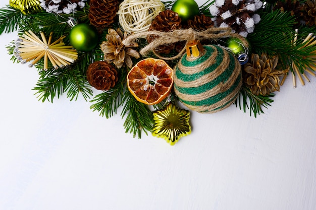 Kerstmisgroet met strosterren, droge sinaasappelen en rustiek ornament