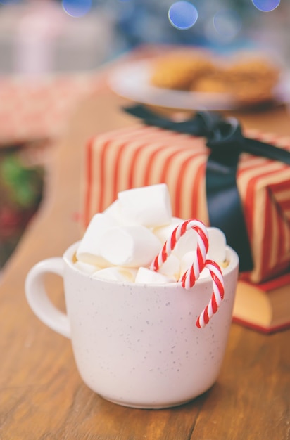 Kerstmishmallows op een feestelijke achtergrond. selectieve aandacht. drankjes.