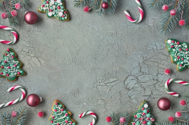 Kerstmiskader met koekjes, exemplaar-ruimte en Kerstmisdecoratie in groen en roze