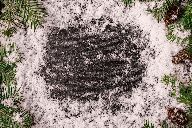 Kerstmiskader met sneeuw op zwarte