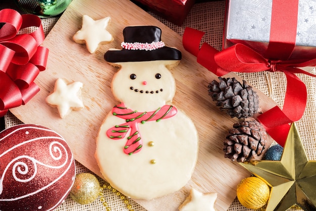 Kerstmiskoekje en Nieuwjaar in de vorm van sneeuwman op lijst