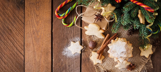 Kerstmiskoekjes en klatergoud op een houten lijst