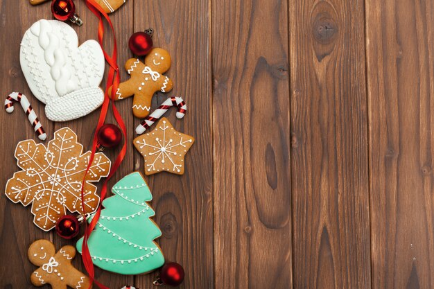 Kerstmiskoekjes op houten achtergrond