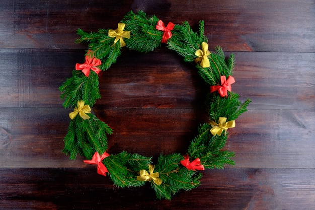 Kerstmiskroon op de houten vlakke ruimte van het meningsexemplaar