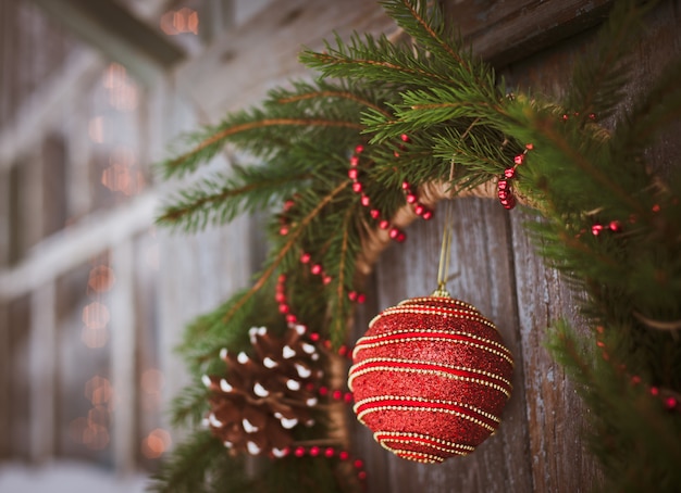 Kerstmiskroon op een deur met buil en een horizontale bal
