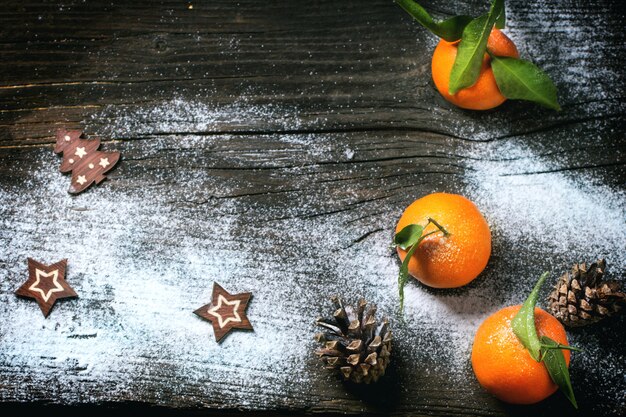 Kerstmismandarijnen op houten achtergrond