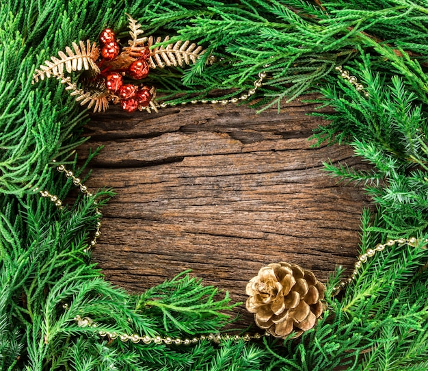 Kerstmisornamenten op houten als kadergrens met copyspace