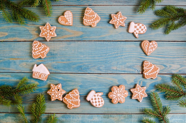 Kerstmispeperkoek van verschillende soorten op een zwart-witte houten achtergrond