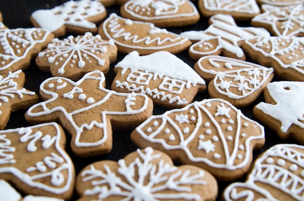 Kerstmispeperkoek van verschillende soorten op een zwart-witte houten lijst