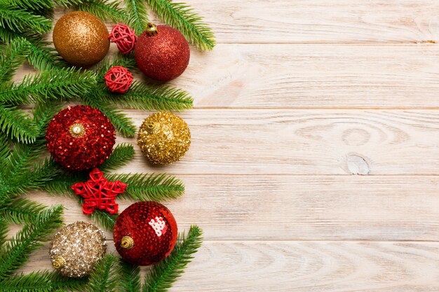 Kerstmissamenstelling gemaakte spar, ballen en verschillende decoratie op houten. Bovenaanzicht Advent r