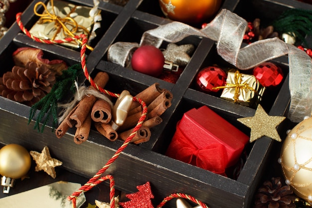 Kerstmissamenstelling in een houten doos