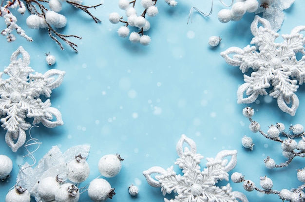 Kerstmissamenstelling met frame gemaakt van witte decoratie op pastelblauw oppervlak
