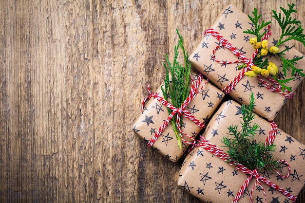 Kerstmissamenstelling met geschenkdozen op houten tafel. Bovenaanzicht met kopie ruimte.