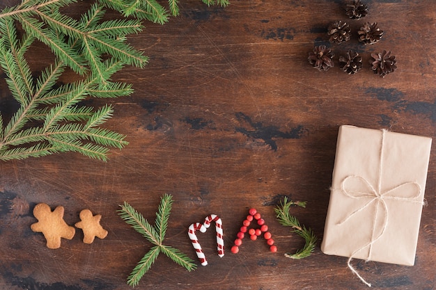 Kerstmissamenstelling met gift en peperkoekmens op houten dark.