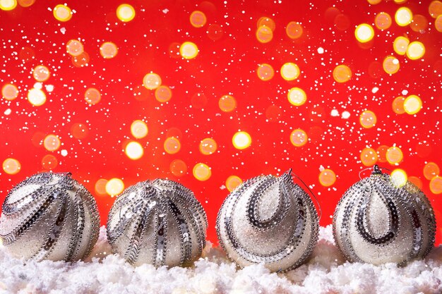 Kerstmissamenstelling met Kerstmisballen op sneeuw en bokeh lichten