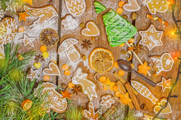 Kerstmissamenstelling met koekjes. Gebakken kerstkoekjes. Smakelijke seizoensgebonden kerstkoekjes op houten tafel.