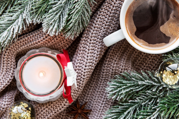 Kerstmissamenstelling met kop koffie en decoratie