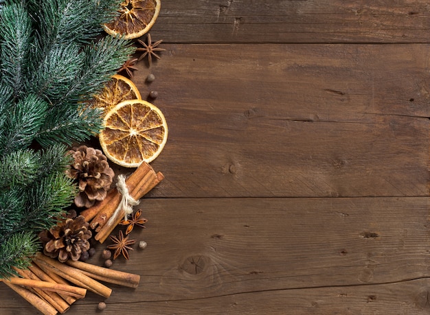 Kerstmissamenstelling met kruiden en takken op houten lijst met exemplaar ruimte hoogste mening