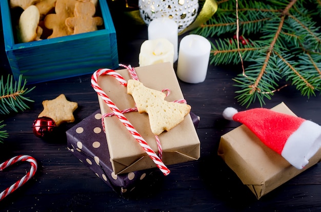 Kerstmissamenstelling met peperkoek en gift op houten lijst