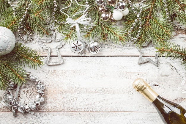 Kerstmissamenstelling met sparrentakken en kerstversiering op witte houten