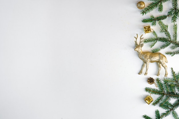 Kerstmissamenstelling met spartakken, gouden herten en Kerstmisdecoratie