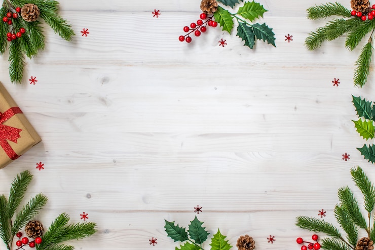 Foto kerstmissamenstelling met spartakken, snoep, geschenken, dennenappels en sterren op licht hout
