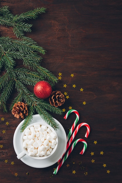 Kerstmissamenstelling op donkere achtergrond met suikergoed