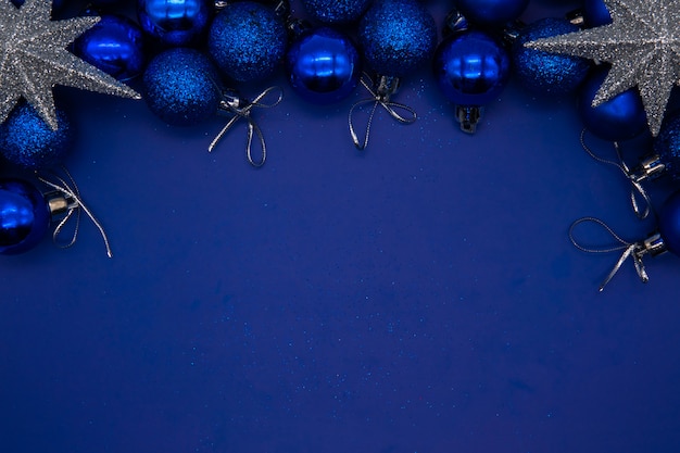 Kerstmissamenstelling op een blauw blad met Kerstmisballen en ster