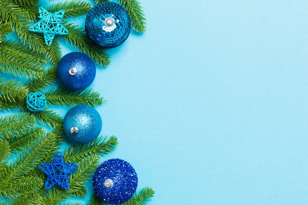 Kerstmissamenstelling van spar, ballen en verschillende decoratie op kleurrijke achtergrond wordt gemaakt die.