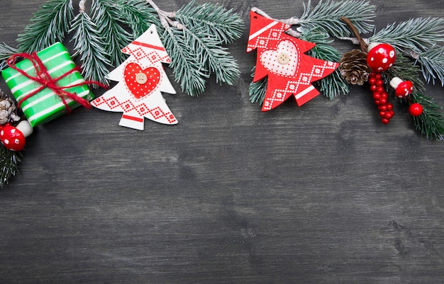 Kerstmisspar met decoratie op donkere houten raad