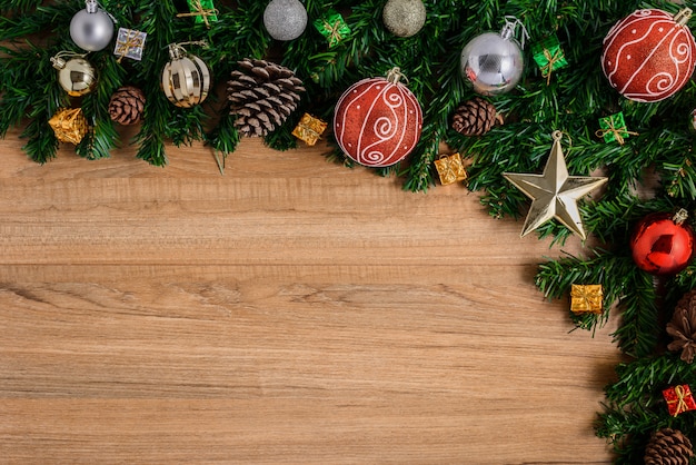 Kerstmisspar met decoratie op houten raad