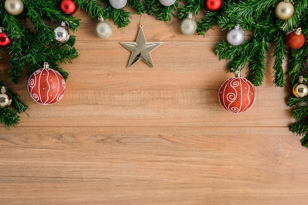 Kerstmisspar met decoratie op houten raad