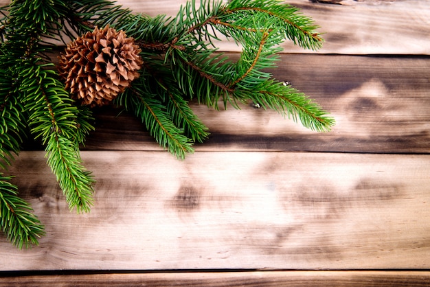 Kerstmisspar met kegel op natuurlijk hout