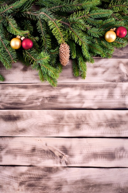 Kerstmisspar op natuurlijk hout