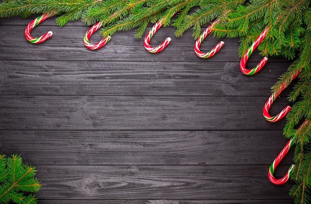 Kerstmisspar op zwarte houten achtergrond