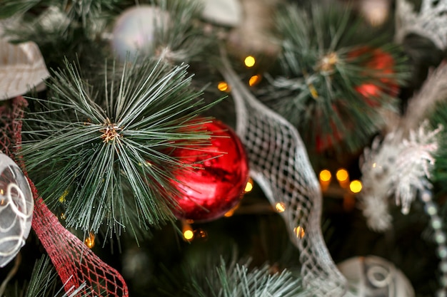 Kerstmisspeelgoed die op het decor van de boom mooie vakantie hangen