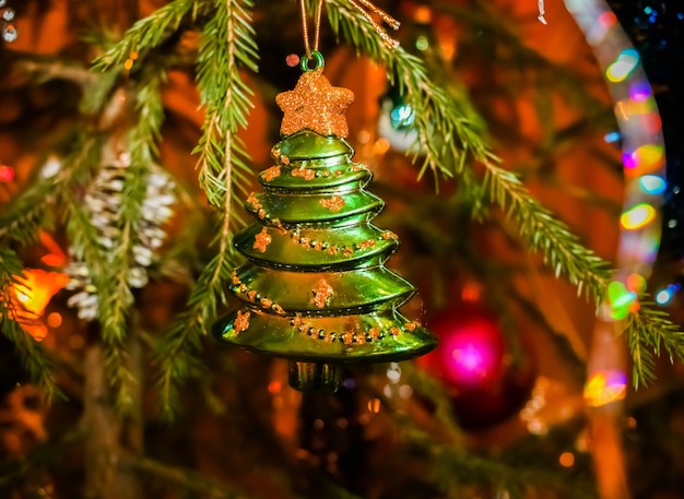 Kerstmisstuk speelgoed Kerstboom het hangen op groene nette tak.