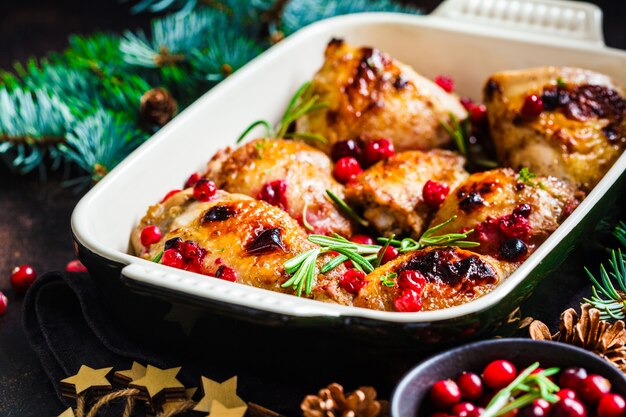 Kerstmisvoedsel, Gebakken Kippenvlees met Amerikaanse veenbessen en rozemarijn in de ovenschotel