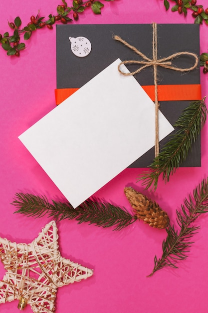 Kerstmodel voor ansichtkaart met droog fruit, ambachtelijk papier, geschenkdoos, handgemaakt kerstspeelgoed