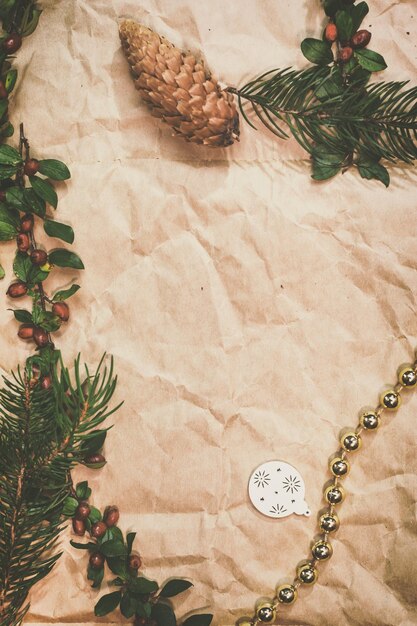 Kerstmodel voor ansichtkaart met droog fruit ambachtelijke papieren geschenkdoos handgemaakt kerstspeelgoed