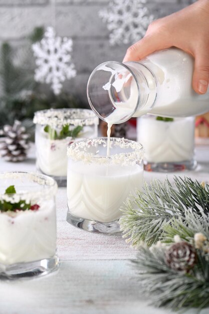 Kerstmojito gemaakt van likeur tequila kokosmelk met granaatappelpitjes