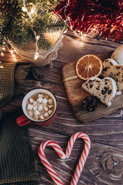 Kerstmoment warme drank chocolademelk met zoetigheden