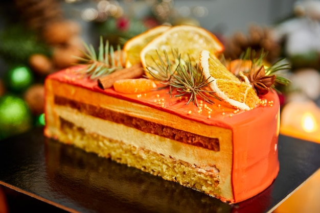 Kerstmousse abrikoos gesneden cake met vanillekoekje versierd met fruit