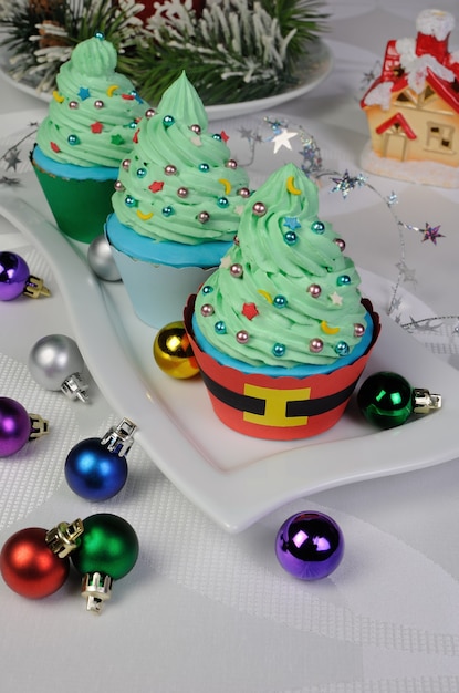 Kerstmuffins in een boom met sterren en ballonnen